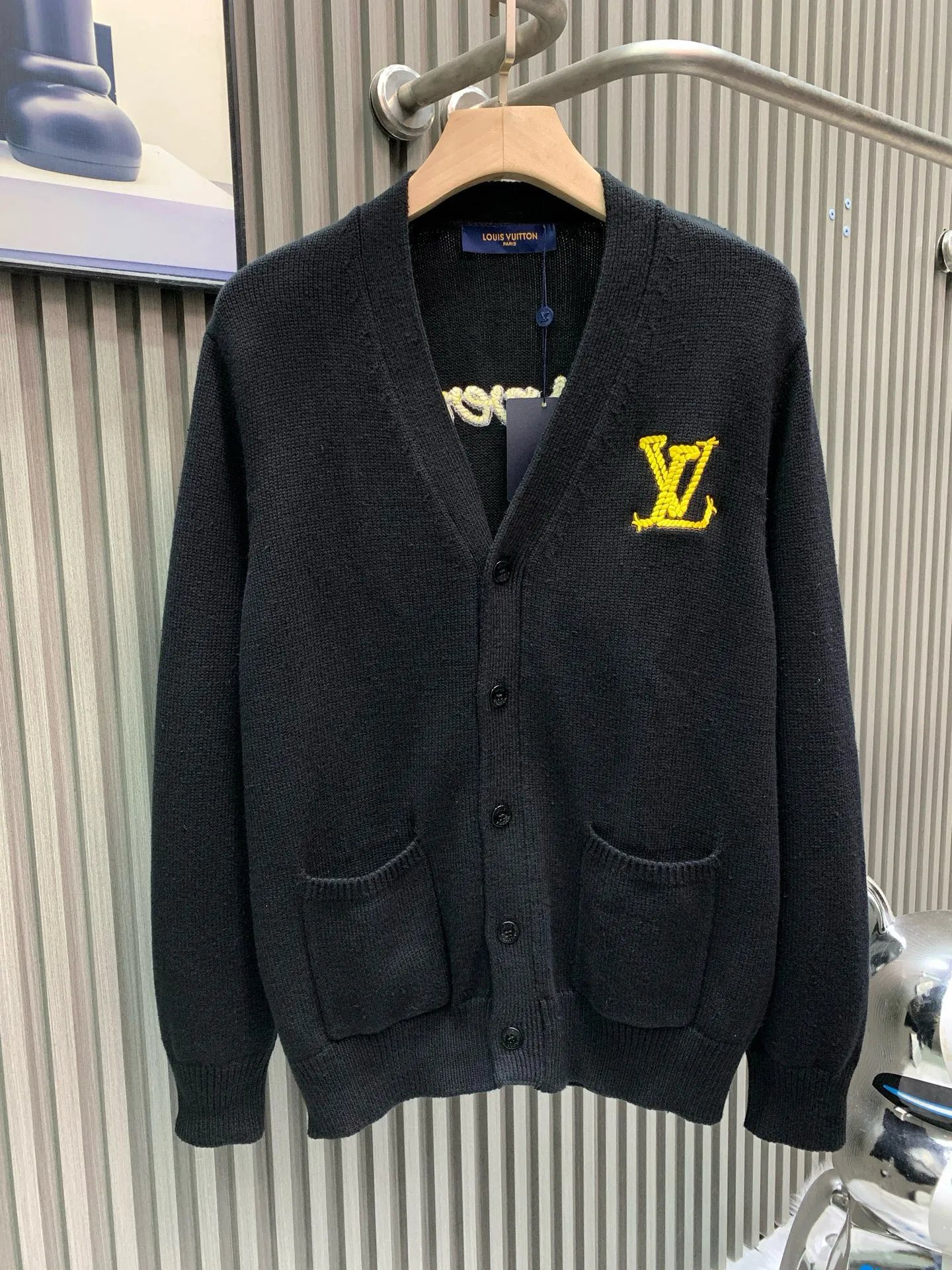 🅿️420 🀄️ Louis Vuitton 1*v25 new autumn and winter new knitted jacket with large logo on the chest. The yarn is 32-count double-ply yarn. It is composed of 30% wool and 70% cotton. It has the warmth of wool and the comfort of cotton. The color must be dyed. After five times of color adjustment, it is reactive black. The fabric is made by an imported 5-needle Stoll intarsia machine. This still needs to be made by an imported machine for better results. The thread effect is 2×1 thread material with silk processing inside. It is not easy to deform when washed. The embroidery thread is dyed wool thread. It is embroidered by a high-density Tajima machine. The embroidery order is from the outside to the inside layer by layer. The size order direction is completely consistent with zp. The threads on the back of the heart are all hand-knotted. The buttons are made of real horn buttons. The horn texture is natural and appears randomly. It has been used many times in our clothing. The letter logo is laser engraved. It is also consistent with zp after testing many times. Buttons are sewn by hand in the same direction